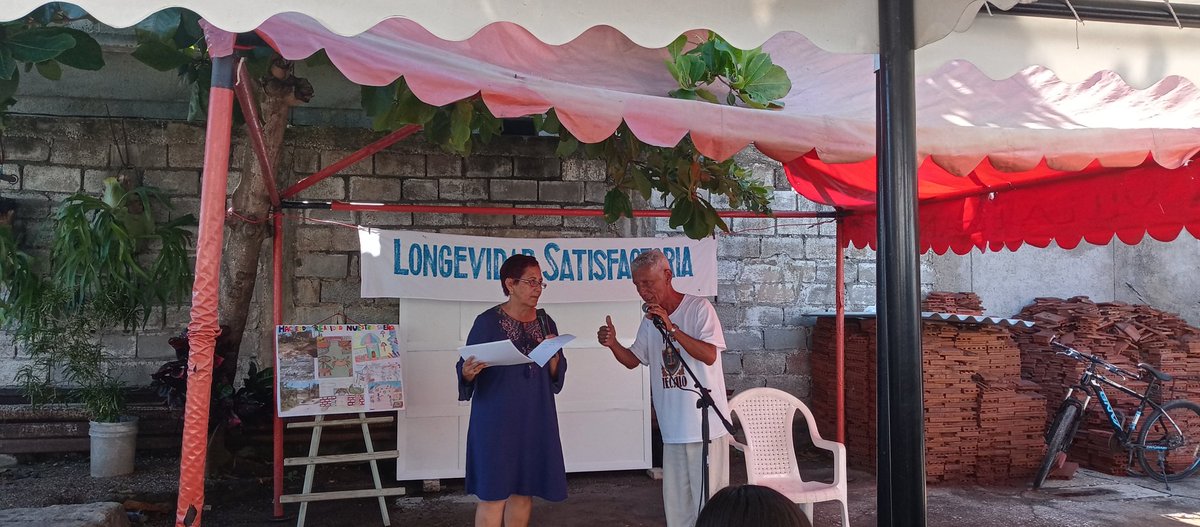 "En #Caibarién, la poesía"
Peña Recalo en el patio de Ariel Luis Méndez Hernández 

📌 Premiación del concurso de  poesía “Antonio Hernández Pérez”