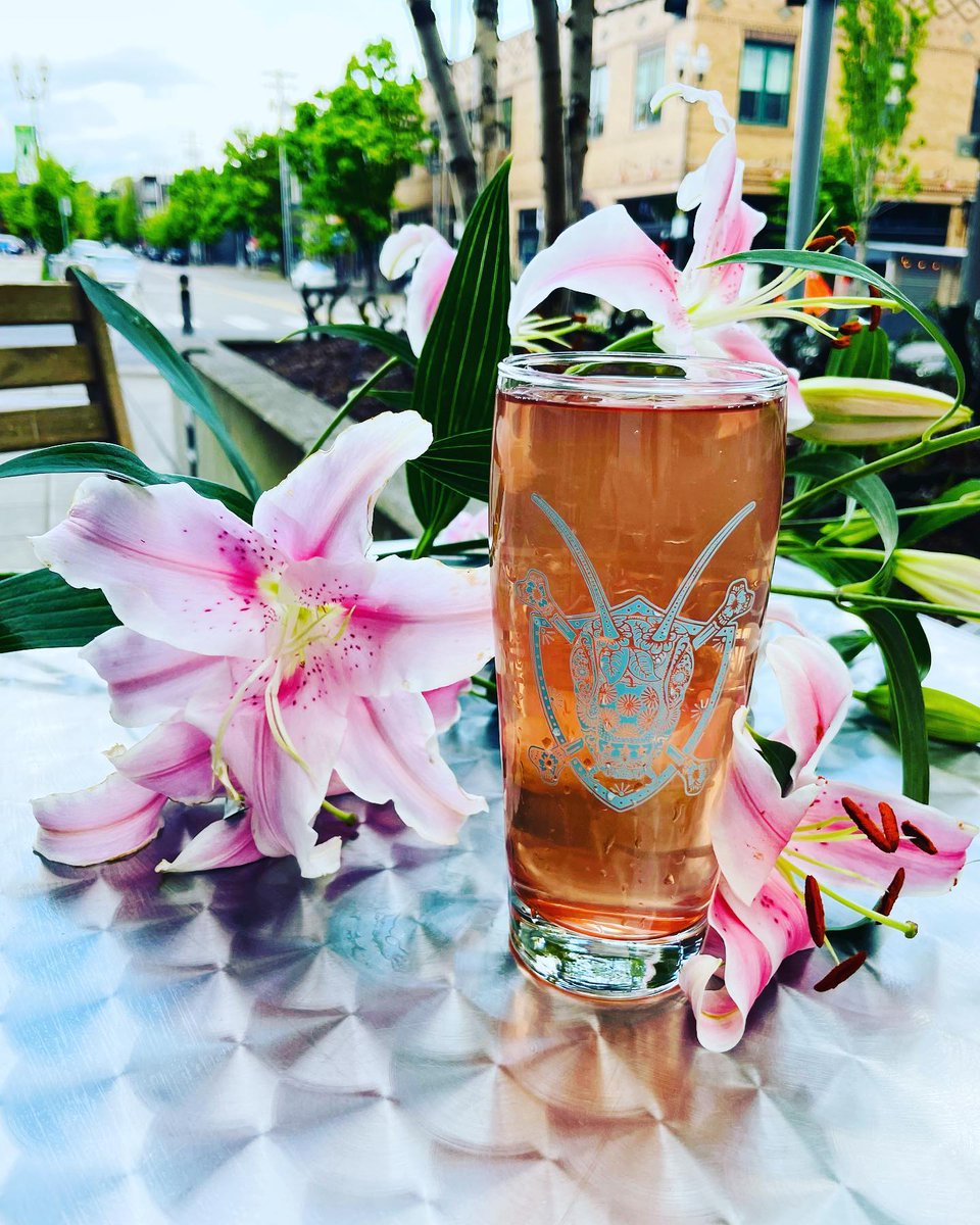 LocustCider's tweet photo. Summer, is that you? 

Something about these warmer days makes us thirsty for a cider ☀️

📸 @locustvancouver

#drinklocust #locustcider #summerdrinks https://t.co/uN3SFdmrvU