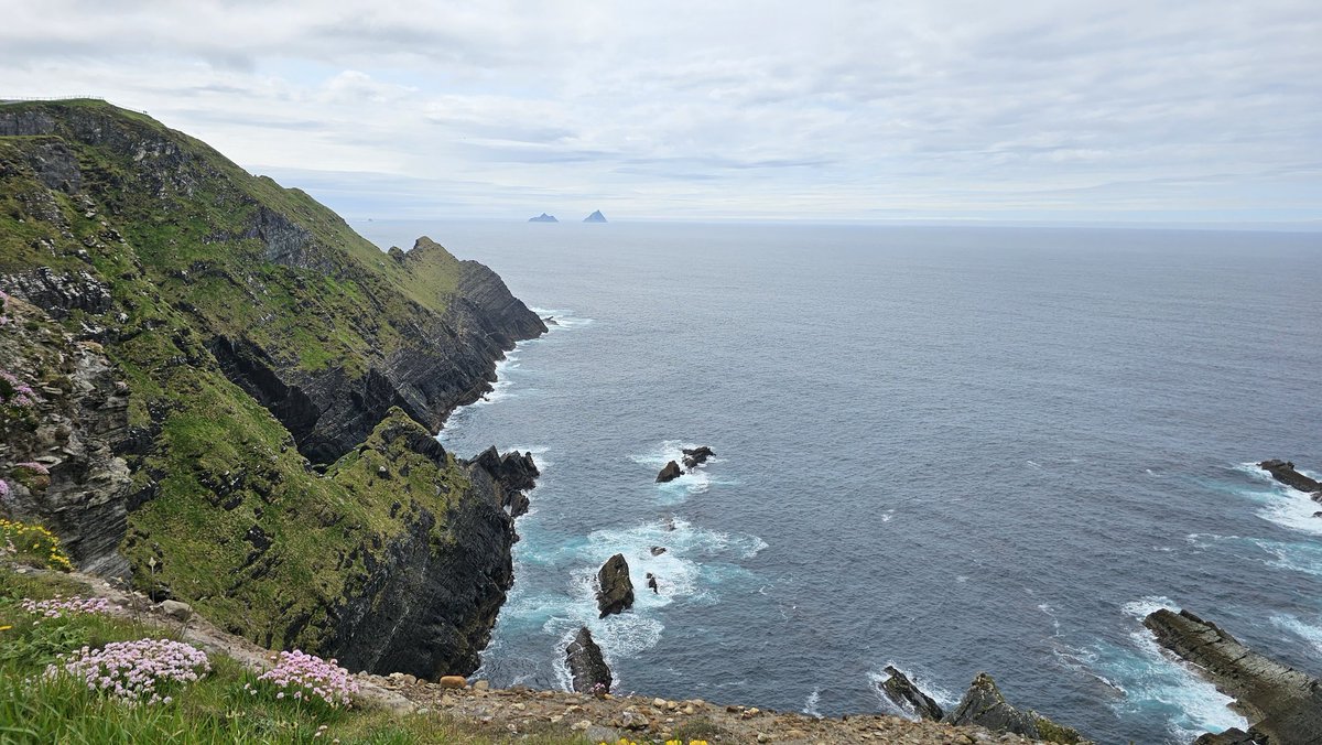 Rotorhead500's tweet photo. Semi-touristy day off... did a bit of intervals whilst visiting the #KerryCliffs. One for the #StarWars fans, too... https://t.co/Hp3cxTnEyT