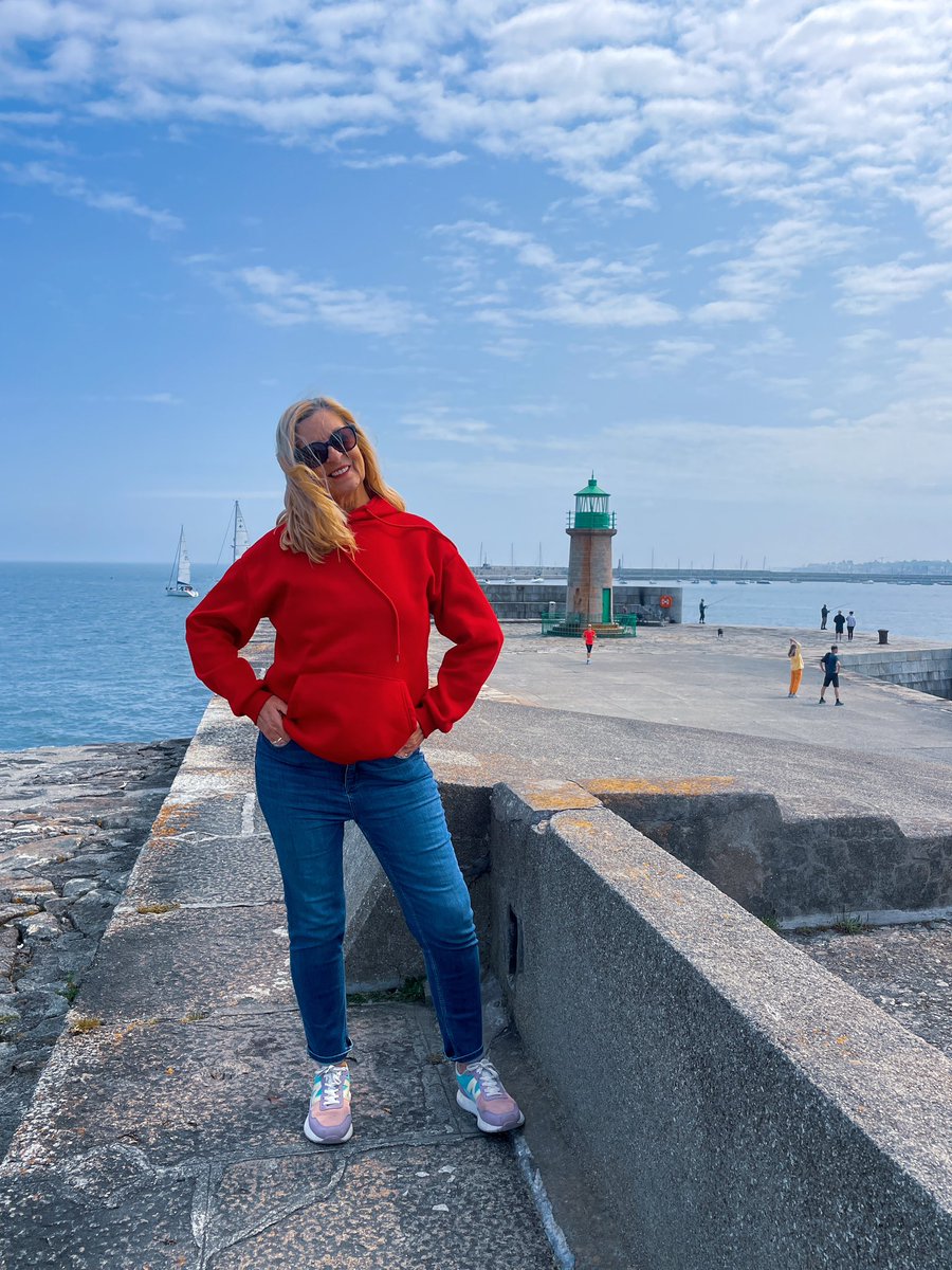 I’m on the top of the world….and it’s beautiful 😊 #dublinbay #dunlaoghaire #westpier #100daysofwalking #walker #justwalk #SundayMotivation