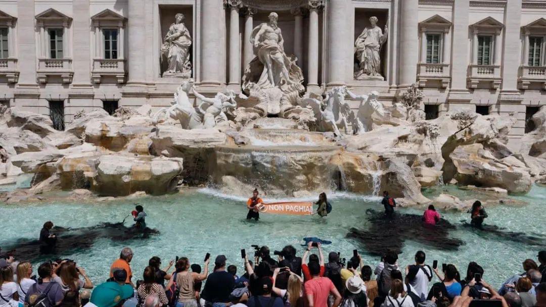 Invece di andare a spalare fango in #EmiliaRomagna come hanno fatto tantissimi ragazzi, 10 eco gretini hanno preferito imbrattare Fontana di Trevi con la vernice nera.

Questa è solo voglia di un minuto di celebrità.