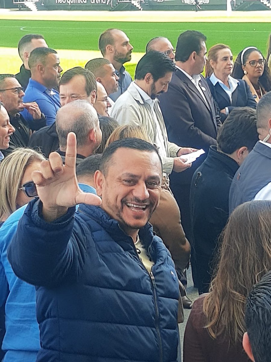AlessandroGuede's tweet photo. Hj tive a satisfação de participar da entrega da documentação dos imóveis de 11 mil famílias por parte da #CDHU na #ArenaCorinthians. Nosso mandato acompanha e atua há anos junto a + de 30 comunidades na luta por #regularizaçãofundiária, nossa principal bandeira. Bom domingo!🌞 https://t.co/adCOberlKO