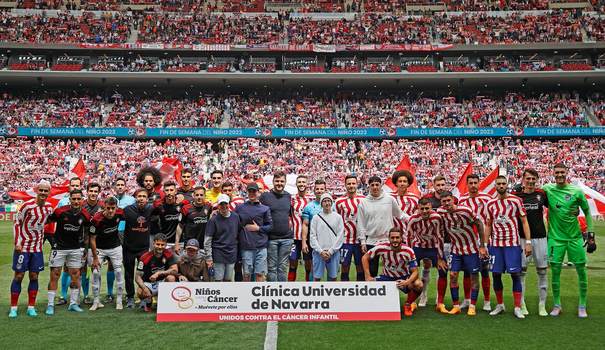Niños en tratamiento oncológico de la <a href="/ClinicaNavarra/">Clínica Universidad de Navarra</a> posaron con los onces de nuestro equipo y de Osasuna en la previa del encuentro de este domingo 🙂