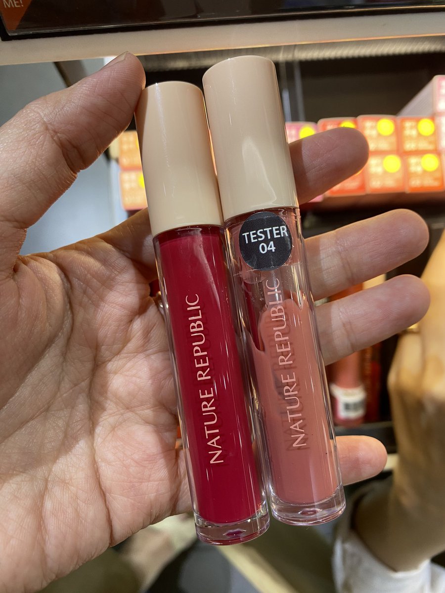 lianty31's tweet photo. Aku mau ceritaaaa..
Lucu sebenernya, jadi aku dibeliin liptint Nature Republic sama bestie aku. Pas dicoba pake tester bagus banget warnanya… mirip “D*or” ceunah temenku bilang. 

Aku ambillah.. pas sampe rumah, kok warnanya kaya beda 🤣 

Menurut kalian ini beda ga? https://t.co/IVJQkCEC4d