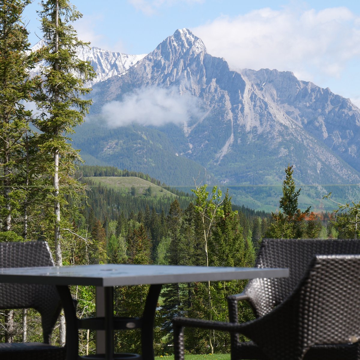 KananaskisGolf's tweet photo. Summit Sunday: Featuring an evening on the Lorette patio... warm and cozy 

#SummitSunday #PlayTheK #makethetime #kananaskis #explorekananaskis #golfalberta #golf #golfswing #golfshop #kcountry #albertaparks https://t.co/FobGCEfjlT