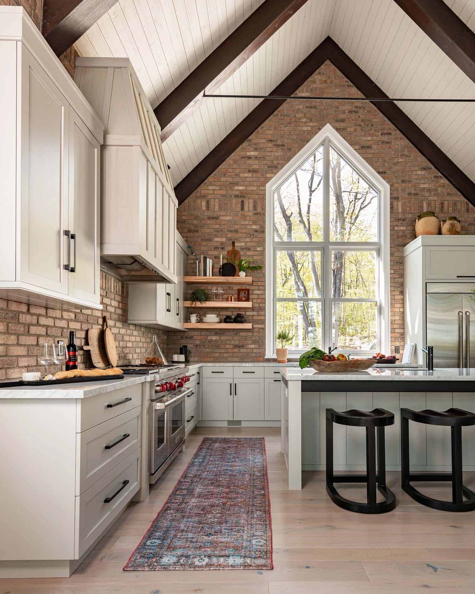 OneKindesign's tweet photo. A dreamy cottage nestled on beautiful Lake Muskoka, Canada https://t.co/49LCAzqwZn https://t.co/SluB10PN6z