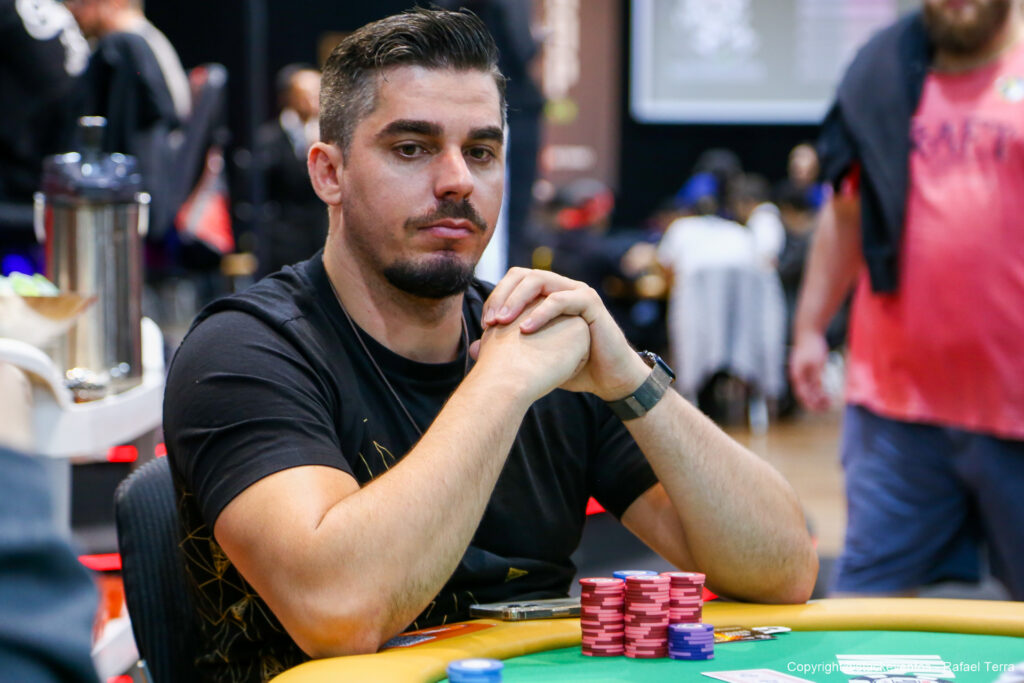 SuperPoker's tweet photo. BEM DEMAIS! Renan Meneguetti forra pesado na World Festival do @GGPoker https://t.co/IMTxp6j5Ht 
#GGPoker #Poker https://t.co/nA5hH2j3BY