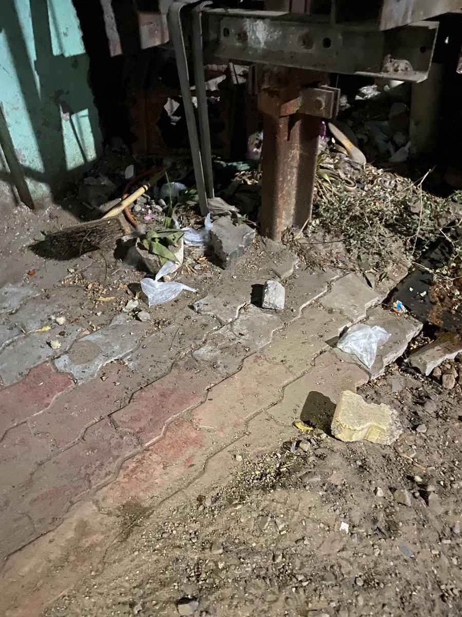 journolinc's tweet photo. આ એક જ જગ્યાએ મેં જાતે દારૂ પીવાતો હોવાની અનેકવાર ફરિયાદ કરી. 

@cpgrams (Public Grievance) પર 3 ફરિયાદો, સ્થાનિક પોલીસ ચોકીના સ્ટાફને અનેક ફરિયાદો બાદ પણ સ્થિતિ જે હતી તે જ.

અનેકવાર જાતે પોલીસ બોલાવીને, તેમને હાથ જોડીને વિનંતીઓ કરી કે આવું ન થવા દેશો, વિસ્તારને બગડવા ન ���ેશો, થોડી ઘણી હિંદુ વસ્તી બચી છે એમના પલાયન માટે વધુ એક કારણ ઉભું ન થવા દેશો.

પરંતુ ફરિયાદ કરી હોય એના 1 2 દિવસ અસર દેખાય અને 3જા દિવસથી સ્થિતિ જેવી હતી તેવી.

દેશી દારૂથી ચાલુ કરીને, બિયરથી લઈને હવે આ લોકો રેડ લેબલ સુધી પહોંચી ગયા, પણ પોલીસ કાંઈ ન કરી શકી.

મારી સતત ફરિયાદો બાદ લગતા વળગતા લોકો આડકતરી રીતે સમજાવવા અને ધમકાવવા પણ આવ્યા,સ્થાનિક પોલીસવાળા પણ નાક ચડાવવા માંડ્યા. પરંતુ એક જાગૃત નાગરિક તરીકે હું ડગ્યો નથી કે ડગીશ પણ નહીં.

પરંતુ @AhmedabadPolice @GujaratPolice ક્યારે પોતાની નૈતિક જવાબદારી અને જે કામ માટે ફોર્સ જોઈન કરી છે એ કામ કરશે????

અને હા, @AmdavadAMC @AMC_Complaints તમને પણ આ જ જગ્યા પર સાફ સફાઈ રાખવાની અનેક વાર ફરિયાદ કરી છે. ગંદકીના કારણે જ આ દુષણો વકર્યા છે. તો તમને પણ સમય મળે તો સાફસફાઈ કરશો.

સ્થળ: રોહિતપાર્ક સોસાયટીની બહાર, કિશનનગર સોસાયટીની સામે, દાણીલીમડા 

દિવસ: બારે મહિના

સમય: 24/7

પહેલા 2 ફ��ટા : 21 મે 2023
3જો ફોટો: 23 એપ્રિલ 2023
4થો ફોટો: 19 એપ્રિલ 2023