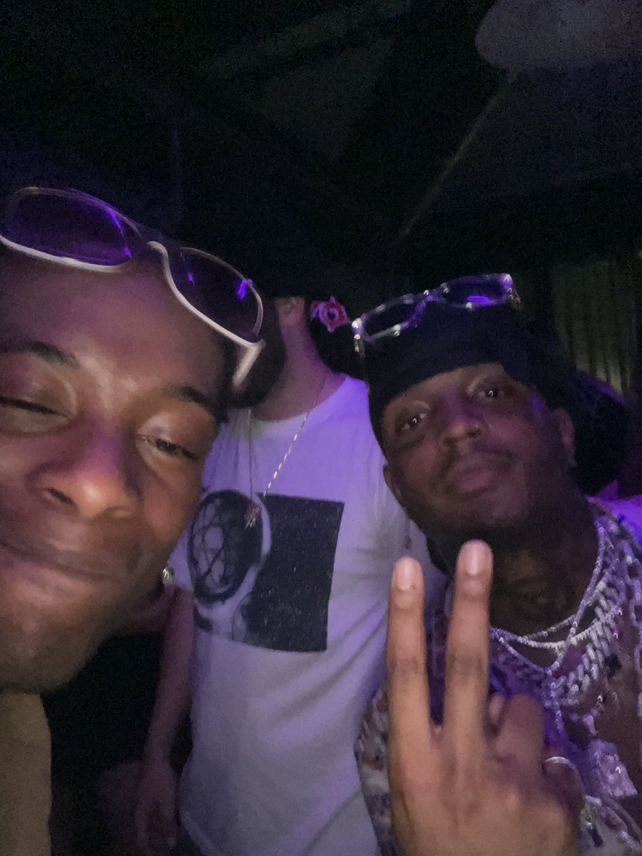 stupidkzzo's tweet photo. Je me suis retrouvé proche de la table de ski mask the slump god #metrometro #montreal https://t.co/b9n6Imy4wK