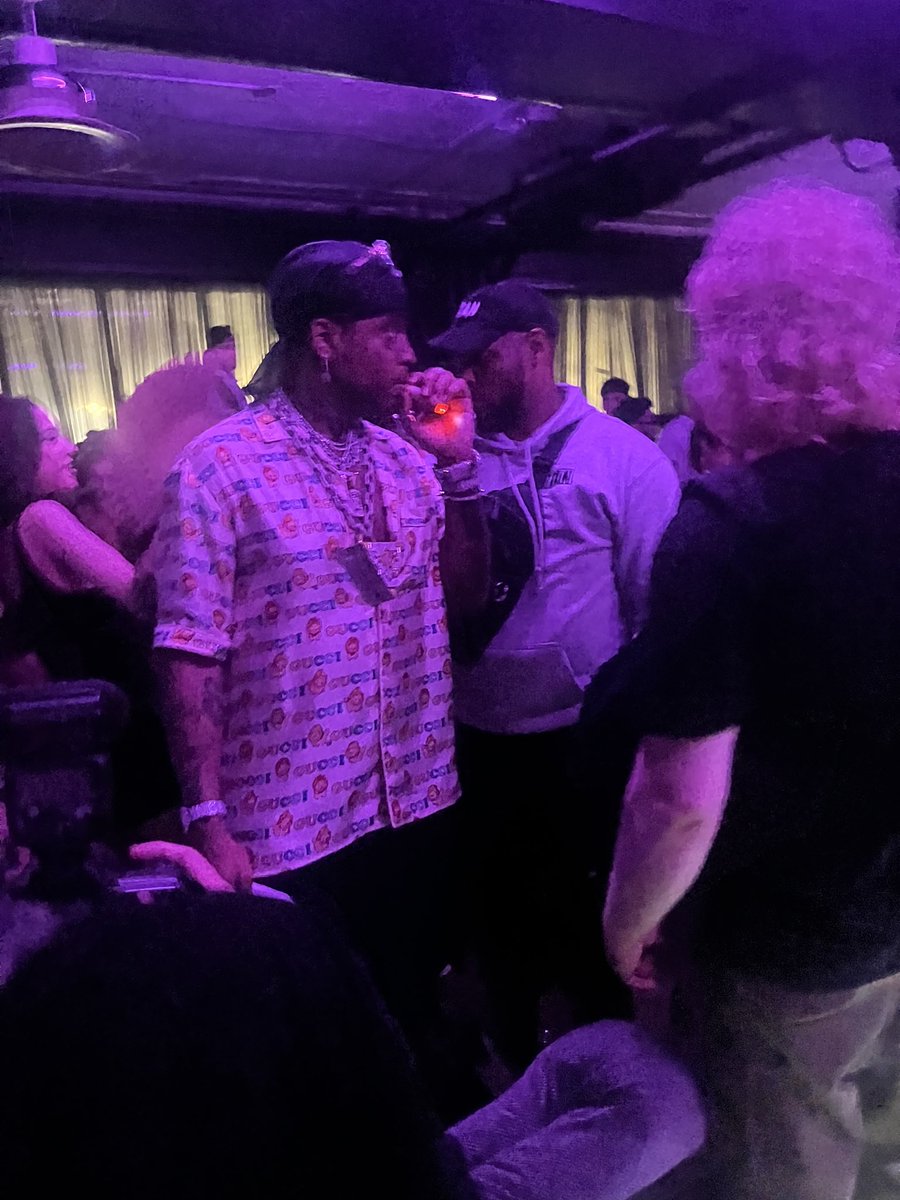 stupidkzzo's tweet photo. Je me suis retrouvé proche de la table de ski mask the slump god #metrometro #montreal https://t.co/b9n6Imy4wK