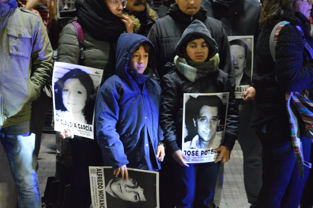 crisricheri's tweet photo. Estos niños merecen crecer en un pais donde se sepa la verdad, se termine de escribir la historia, se encuentren los detenidos desaparecidos y tengan finalmente una tumba con su nombre para descansar en paz y donde sus familias les puedan llevar una flor 
Fotos @Chechedeleon https://t.co/r2IYKZoZDI