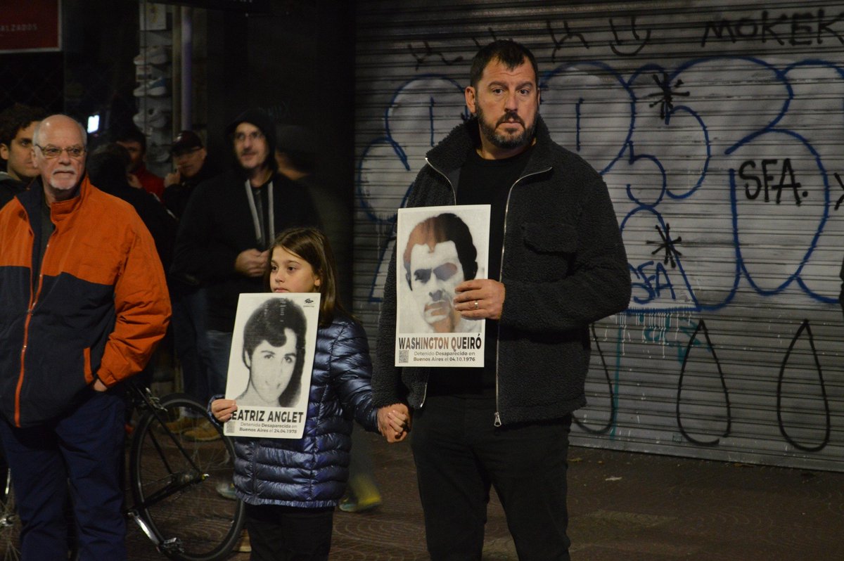 crisricheri's tweet photo. Estos niños merecen crecer en un pais donde se sepa la verdad, se termine de escribir la historia, se encuentren los detenidos desaparecidos y tengan finalmente una tumba con su nombre para descansar en paz y donde sus familias les puedan llevar una flor 
Fotos @Chechedeleon https://t.co/r2IYKZoZDI