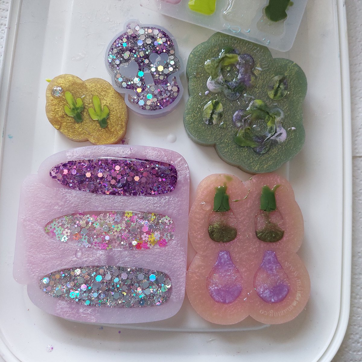 The sun has inspired me to make some super glittery pieces! And some cute little cacti earrings 😍 #MHHSBD #resin #ResinCreations