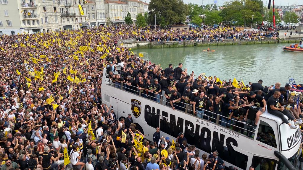 EN IMAGES - Le bus à impériale fend la foule au ralenti sur les quais du Vieux-Port de La Rochelle <a href="/staderochelais/">Stade Rochelais</a> <a href="/ChampionsCup_FR/">Investec Champions Cup France</a> <a href="/ClubBagnards/">🟨⬛️ Bagnards Rochelais 🟨⬛️</a> <a href="/AvecXv/">AGIR AVEC LE XV ROCHELAIS</a> #ChampionsCup #FievreSR #LaRochelle
🟡⚫🔥👊⭐⭐🏆🏆