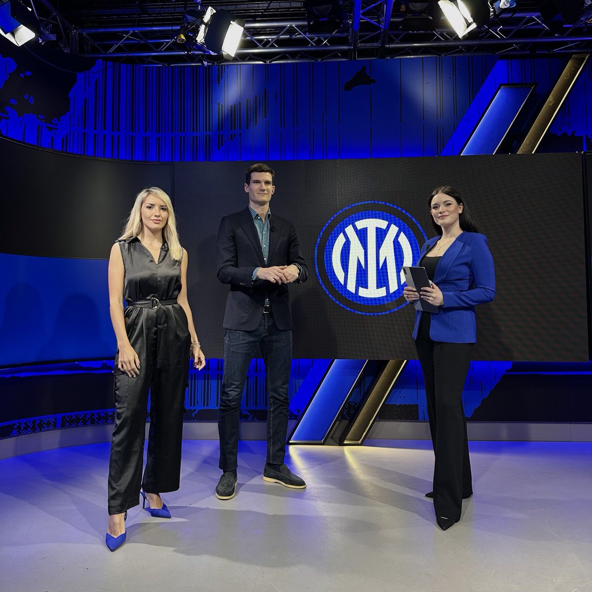 Inter TV (@inter_tv) on Twitter photo ๐๏ธ LIVE
โซ๏ธ๐ต Siamo in onda con LiveMatch pre #NapoliInter ๐ช
๐๏ธ In studio <a href="/AccotoGaia/">Gaia Accoto</a>, <a href="/acevedomv7/">Micaela Acevedo ๐ฆ๐ท</a> e Marco #Andreolli
๐๏ธ Dallo stadio Maradona <a href="/FSIANI87/">Fernando Siani</a>
๐๏ธ Telecronaca <a href="/robertoscarpini/">roberto scarpini</a>
๐บ232 <a href="/SkySport/">skysport</a>
๐ฑ <a href="/DAZN_IT/">DAZN Italia</a> ๐ bit.ly/3QBRYLi ๐๏ธ LIVE
โซ๏ธ๐ต Siamo in onda con LiveMatch pre #NapoliInter ๐ช
๐๏ธ In studio <a href="/AccotoGaia/">Gaia Accoto</a>, <a href="/acevedomv7/">Micaela Acevedo ๐ฆ๐ท</a> e Marco #Andreolli
๐๏ธ Dallo stadio Maradona <a href="/FSIANI87/">Fernando Siani</a>
๐๏ธ Telecronaca <a href="/robertoscarpini/">roberto scarpini</a>
๐บ232 <a href="/SkySport/">skysport</a>
๐ฑ <a href="/DAZN_IT/">DAZN Italia</a> ๐ bit.ly/3QBRYLi