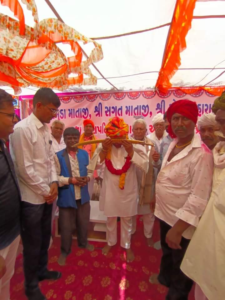 AmrutThakorINC's tweet image. કાંકરેજ વિધાસભાના (ઉણ) માનપુર ગામે ચામુંડા માતાજી, સગત માતાજી, ગોગા મહારાજ.ગણપતિ દાદા ની ફોટો પ્રતિષ્ઠા માંના ચરણોમા શિષ નમાવી ધન્યતા અનુભવી....
#manpur #Congress #GujaratCongressPresident #jagdishthakormp #MLAGujarat