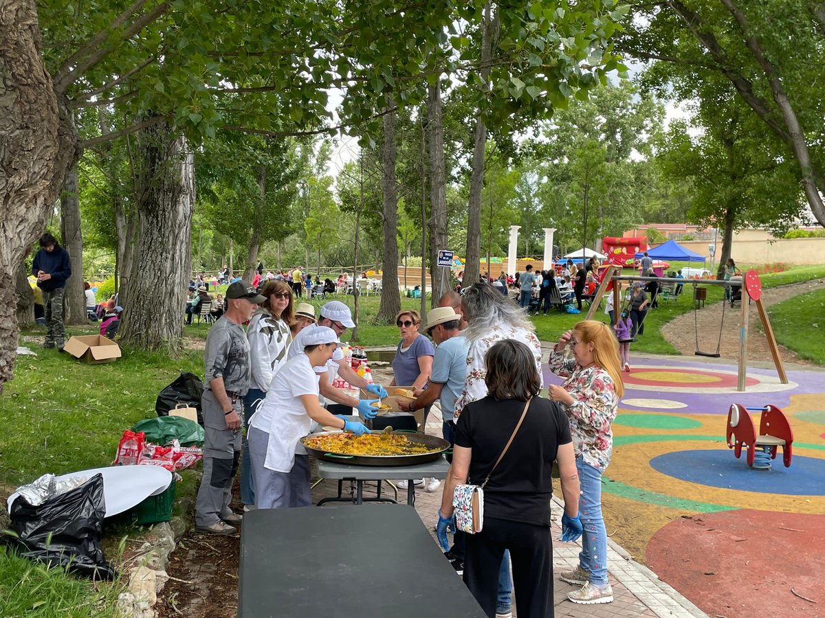 Hoy nuestro #aquagrifo se ha desplazado hasta el remozado parque de Las Lavanderas para acompañar a las vecinas y vecinos de La Overuela en la tradicional paella 🥘 organizada por la Asociación de Vecinos del Barrio 

#yoelijoaguadelgrifo