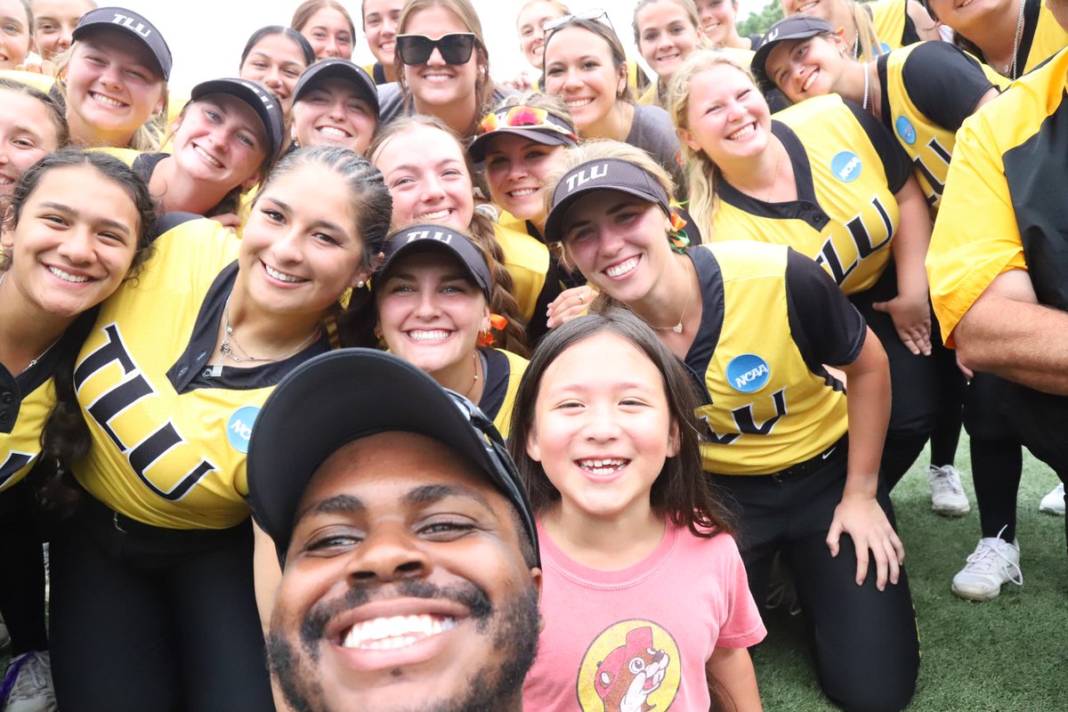 Lotta love for this team 🖤💛

#TooLiveU | #PupsUp