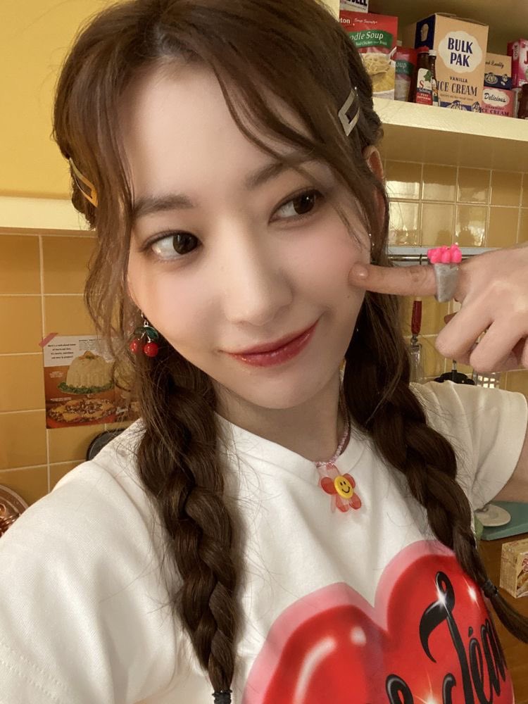 ★⁵ jessy ; misses txt on Twitter "the gays r gathering"