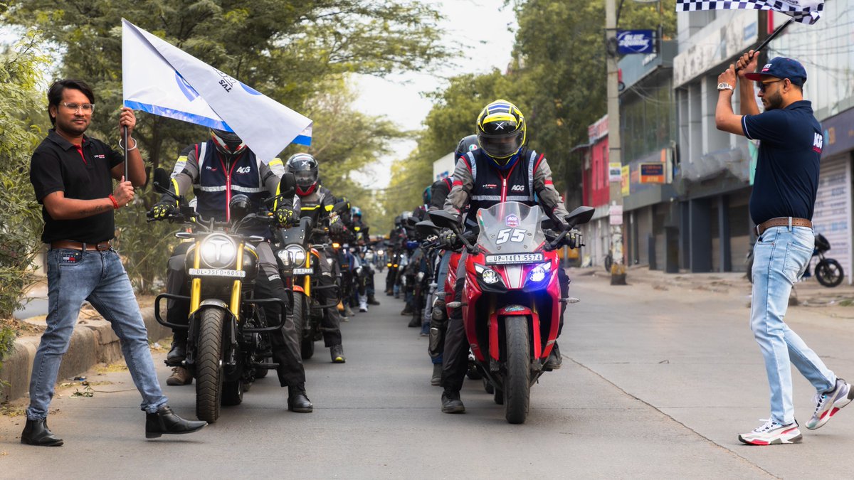 TVSApacheSeries's tweet image. The AOG X Cult series is back on the road as the race machines were unleashed this past weekend. Swipe 📷📷 to rev up your racing DNA and be a part of more such weekend rides. Click tvsmotor.com/tvs-apache/aog and join now!.
.
.
.
#TVSApacheSeries #TVSRacing #ApacheOwnersGroup #AOG