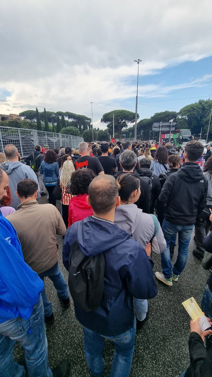 Capisco che Roma sia una cittadina poco abituata agli eventi leggermente più complessi per cui il caos assoluto per fare accedere 60 mila persone al concerto di un artista semi sconosciuto è un imprevisto che poteva succedere ovunque dai