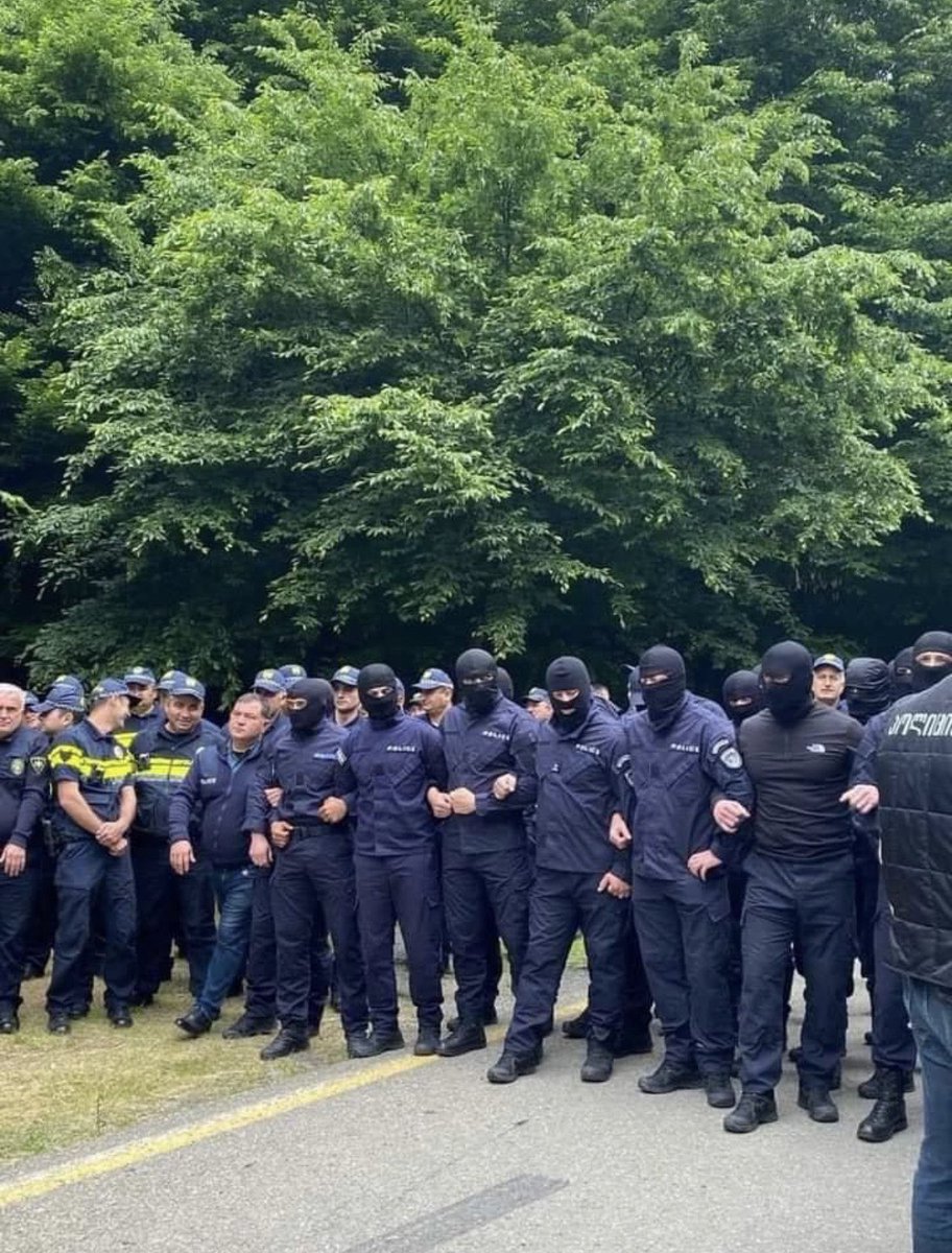 Ohra_aho's tweet photo. Tuokiokuva Lavrovin tyttären suunnitelluista häistä Georgian Kvarelissa. Kansa ei tykännyt, että sanktioituja päästetään juhlimaan maahan. Tuli hässäkkä. Aktiivisimmat pidätettiin, mutta peruutettiin kyllä juhlatkin. Juhlapaikan Google-arviot laskivat 4,5 =>1,9 @KiNarinen https://t.co/9hZJYaJNIE