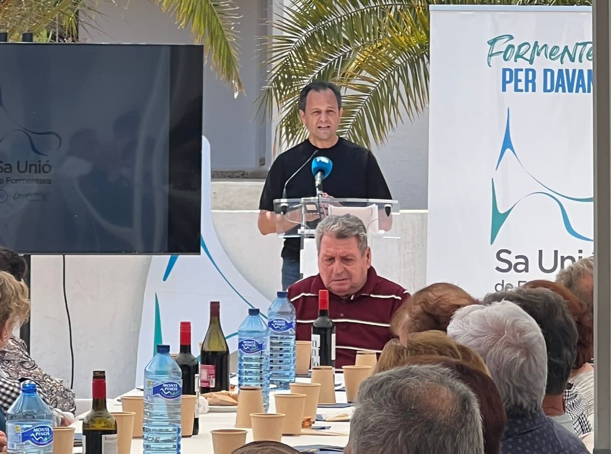 radioillaformentera.cat/61453-2/
El candidat a la presidència del Consell de Formentera i cap de llista al Parlament de les Illes Balears, Llorenç Córdoba, ha participat en un acte electoral a l'escola de La Mola, en el qual també han intervingut Javi Tur, número 5 de la llista, i C...