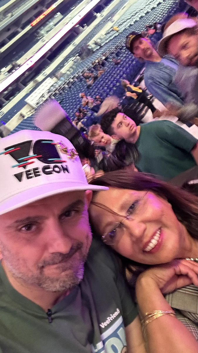 Ratsy's tweet image. Just back from @veecon - conference with a soul! Amazing energy, grounded, accomplished speakers, 3 dys of education, fun, motivation
loved chatting with this gentle soul @garyvee he gives and gives. U took a great pic @garyvee cant wait to mod at the next conference. #bucketlist