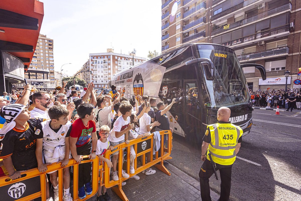 valenciacf's tweet photo. Nuestros jugadores ya están en Mestalla 🏟️🙌

#ValenciaRealMadrid 🦇⚪
#Mestalla100 https://t.co/TaegH90Nw5