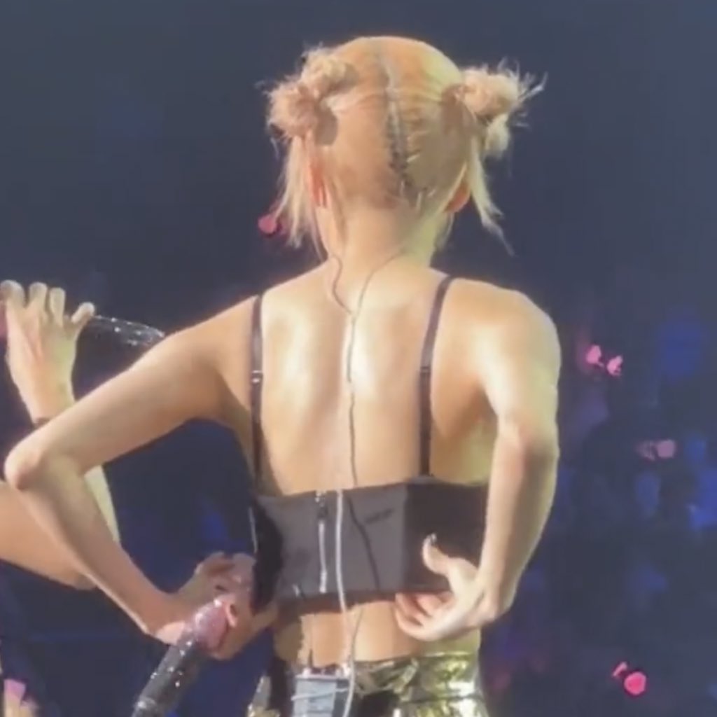 ysldoIIrosie's tweet photo. HER BACK https://t.co/yPek8Jqvpq