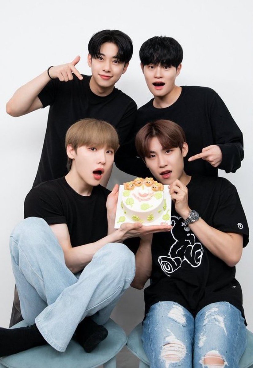 ab6ix_social's tweet photo. ♥️#AB6IX 데뷔 4주년 1차 총공 종료합니다♥️

#예삐_영원히_4랑해
#HAPPY_FOUR_AB6IX
에이비식스 &amp; 에비뉴 4주년 진심으로 축하합니다!

늦은 시간까지 함께해주신 ABNEW분들 감사합니다! 2차 총공도 열심히 달려보아요❤️ https://t.co/IdzsFH38Th