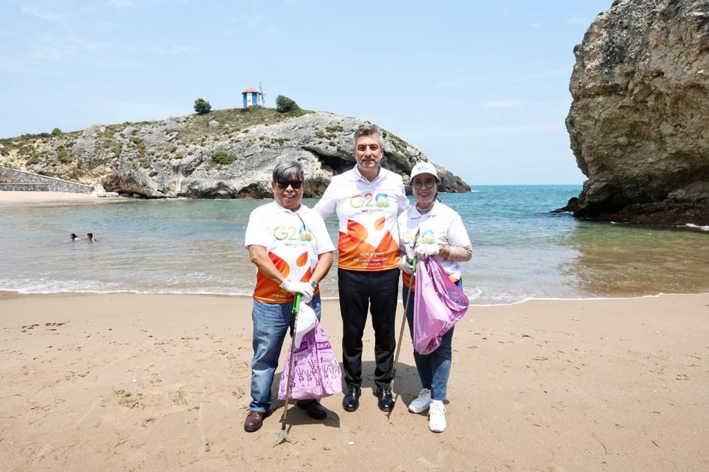 Some more images from the #G20 🇮🇳 Presidency #MegaBeachCleanUp event organised at Şile Beach #Istanbul in collaboration with 🇹🇷 M/o Environment @csbgovtr & Şile Belediyesi @silebld

@g20org 
#G20ForOceans
#MyBeachMyPride
#G20BeachCleanUp
#SaveOurBeaches