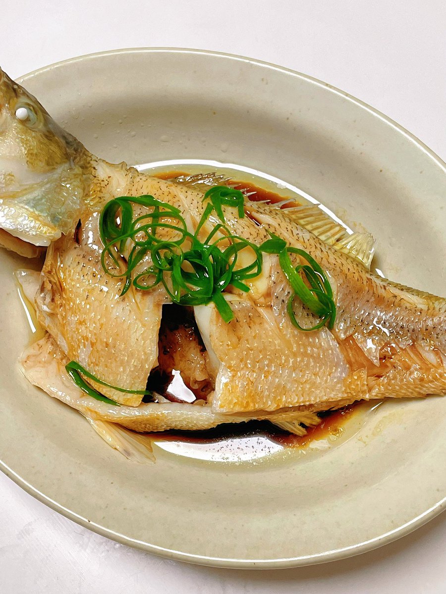 Minimalist Dinner for One🍃Steamed sea bass shared by☘️ Prepare ingredients: one freshly killed sea bass sliced ginger spring onion
🧂 Seasoning: salt, cooking wine, oil, steamed fish and soy sauce👨‍🍳 How to Share ~