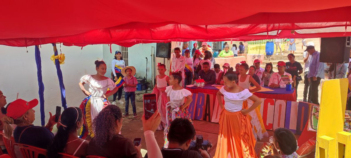 GobAmazonas's tweet photo. #Infórmate 🇻🇪 || Más de 200 familias de la comuna Los Rivereños, del municipio Atures, estado Amazonas fueron beneficiadas con "Sábado Tricolor" y Micro Jornada de Amor en Acción.

Leer más ➡️ https://t.co/5Y7TxmSU02
@GOB_MiguelR
#UnidosSomosMejores https://t.co/s11CR8dR7g