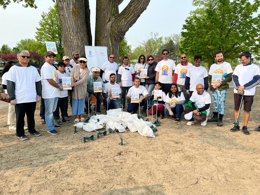 HCI_Ottawa's tweet photo. #G20 🇮🇳🇨🇦Beach Cleanup: Enthusiastic volunteers including from local community participated in #G20BeachCleanUp event organized by @HCI_Ottawa  at Britannia Beach, Ottawa on 21 May.  @moefcc @MEAIndia #G20India @CanadaFP @ottawacity https://t.co/worwAnYxXE