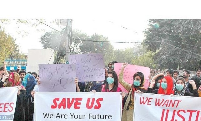 JiyaMalikN's tweet photo. A JOURNEY OF GLOBAL  INSTITUTE STUDENTS TO BECOME A ROLLING STONE
Students  of Global  Institute  lahore have been united since four months to resolve their issue of degree attestation. We have all  proves that 
court 

Part/1
👇
#گلوبل_سٹوڈنٹ_کی_ڈگری_اٹیسٹ_کرو
@waseemajmalch https://t.co/mchZQh86hT
