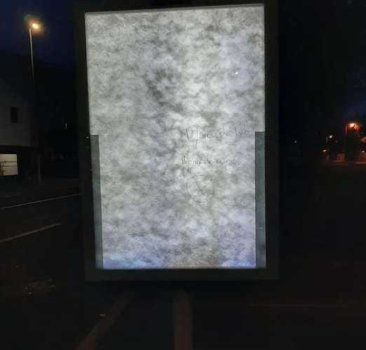 Nos rebel.les ont enlevé des pubs polluants et invasives sur le BAB. Nous voulons des arbres, pas cette merde !
ANTI-PUB EKINTZA Gure rebel-ek iragarki kutsadorrak kendu zituzten BAB-en. Arbolak nahi ditugu, ez kaka hori!
 #xr #CestPasVersaillesIci