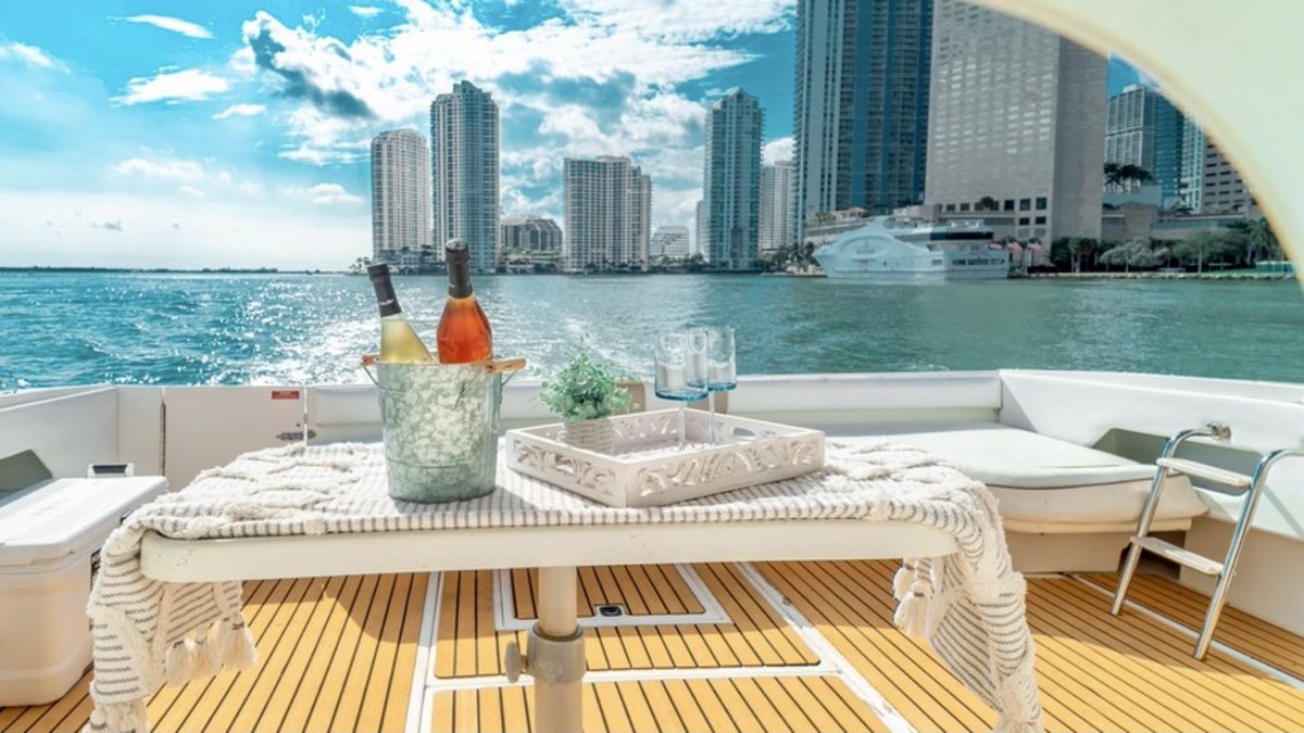 “Stocks & Blondes” via #EliteBrandsCo 👀

Featured Private Charter 

50’ #SeaRay #MotorYacht departs #Miami for #KeyWest • #Bahamas • etc. 

DETAILS ⬇️

bit.ly/3BKH0Ol

#Yacht #Yachting #Luxury #Lifestyle #TeamSeas #BoatLife #SaltLife #Boats #AnchorRides #EliteBrands