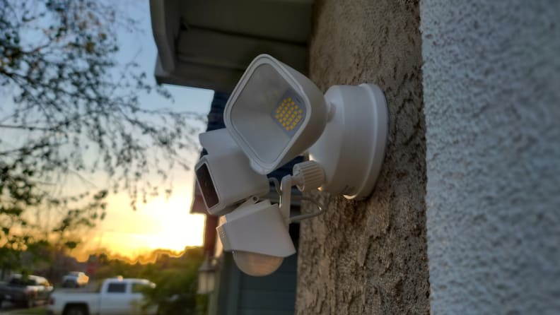 Not sure which #securitycamera to add to your home? Consider one with a floodlight. #techtips  cpix.me/a/169982589