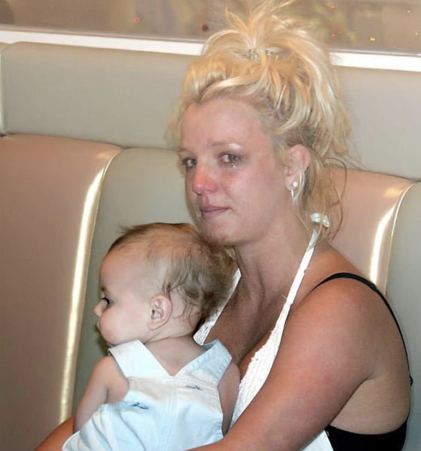 On May 18, 2006, during her second month of pregnancy, Britney Spears was chased by more than 300 paparazzi and hid in a NY restaurant hoping that the owner of the place could help her.

 The owner of the premises made fun of her and took this photo of her.

 She was 25 years old