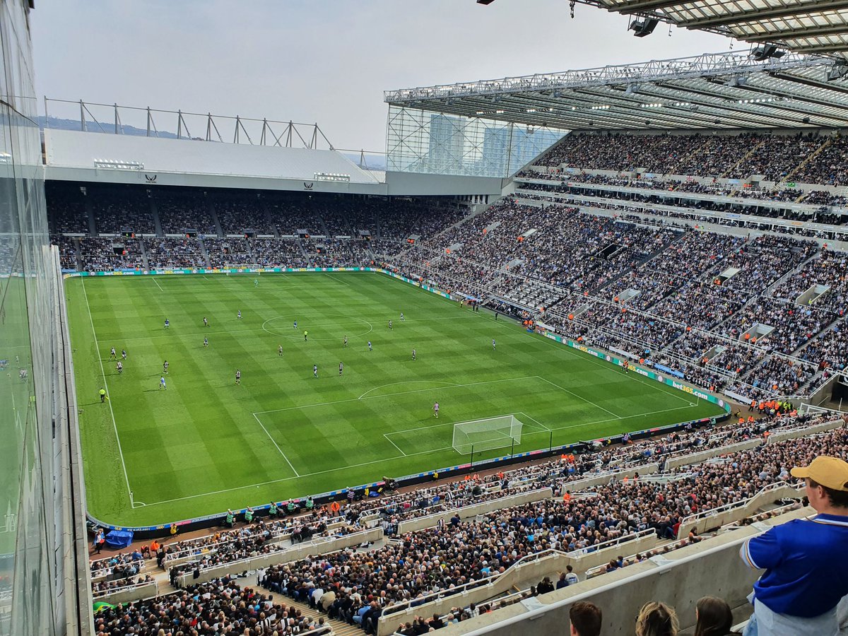 To all of you 1,300ish #LCFC fans heading up to <a href="/NUFC/">Newcastle United</a> tomorrow with a glimmer of hope after today's results, you will find that there are no specific away pubs around the stadium and in fact you will be welcomed pretty much anywhere in the city. 

Safe trip up 🦊

⚽👮🏻‍♂️