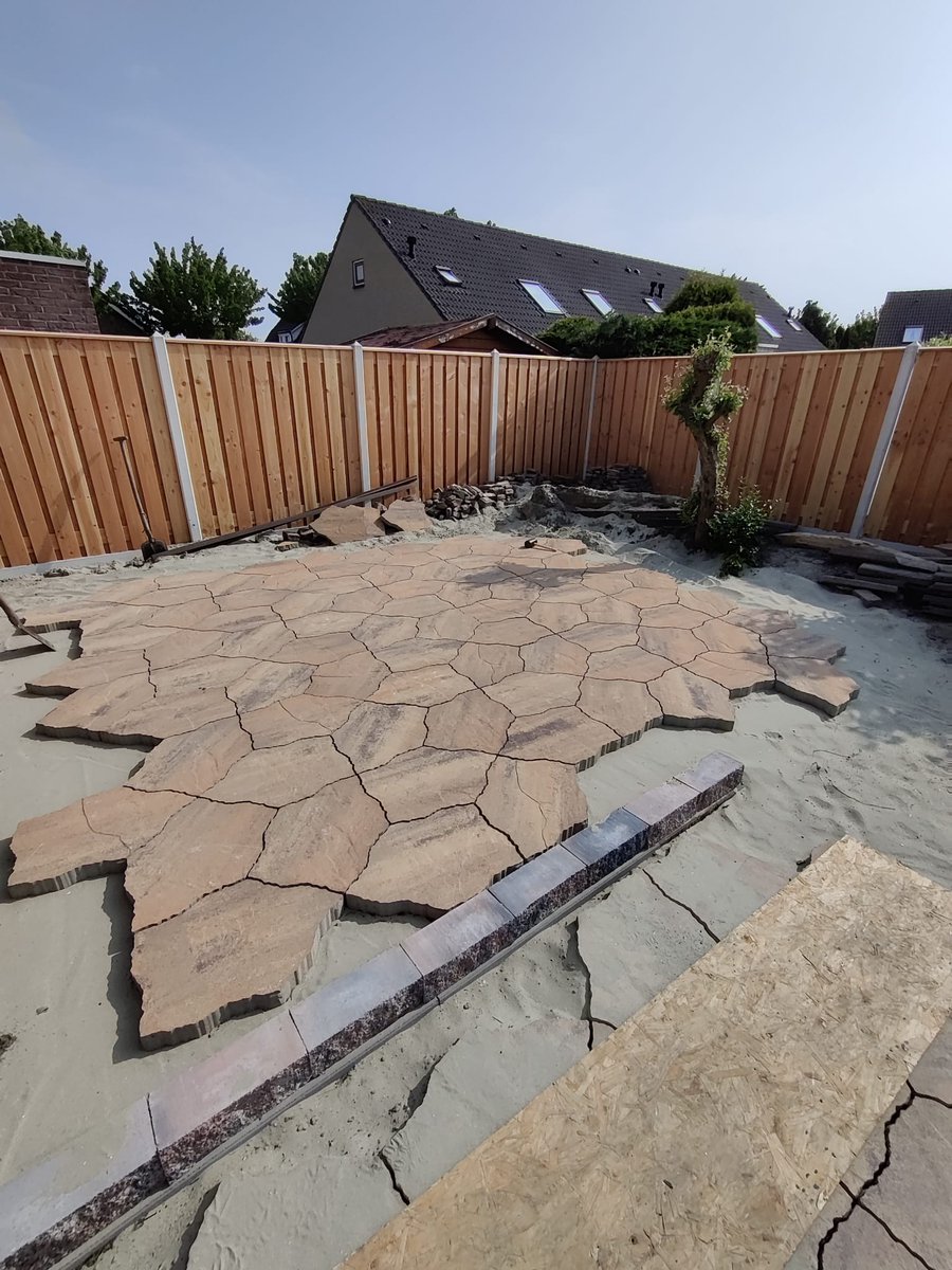 Een prachtig terras gelegd door vriendlief. In de openingen komt grind en vetplanten. Super blij mee.