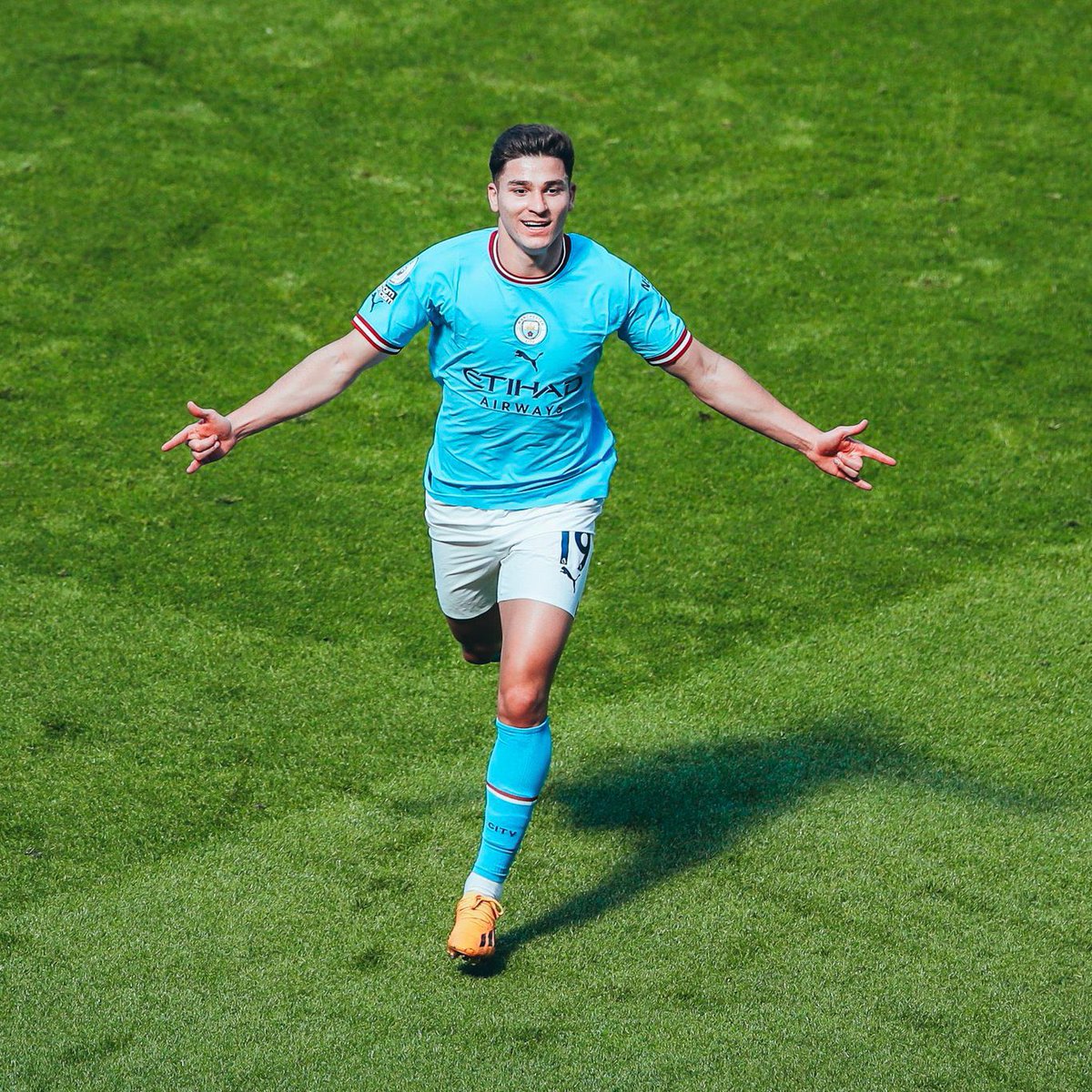 StatmanDave's tweet photo. Julian Alvarez’s first half by numbers vs. Chelsea:

90% pass accuracy
2/2 ground duels won
1/1 dribble completed
1 key pass
1 shot
1 goal

Difference so far. 🕷️ https://t.co/qaRracZ8YT