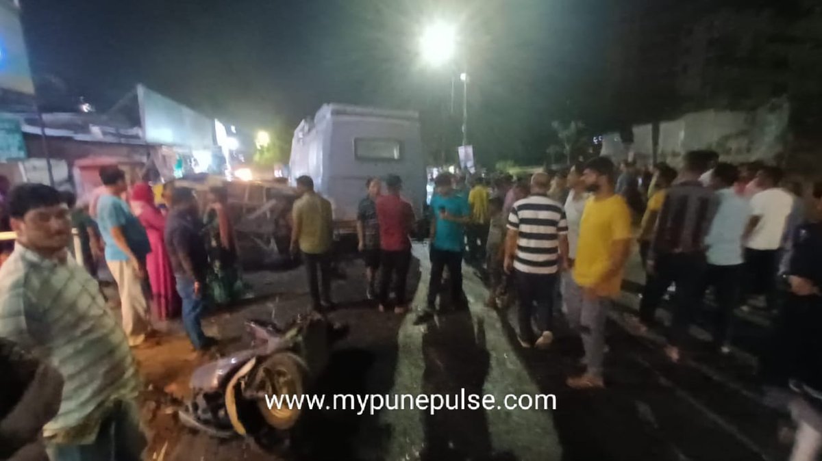 pulse_pune's tweet image. Please be careful while driving. An accident today on NIBM road took life of a motorist and few injured.
#NIBM #Kondhwa #Undri #Accident #PuneTrafficPolice #Punetraffic