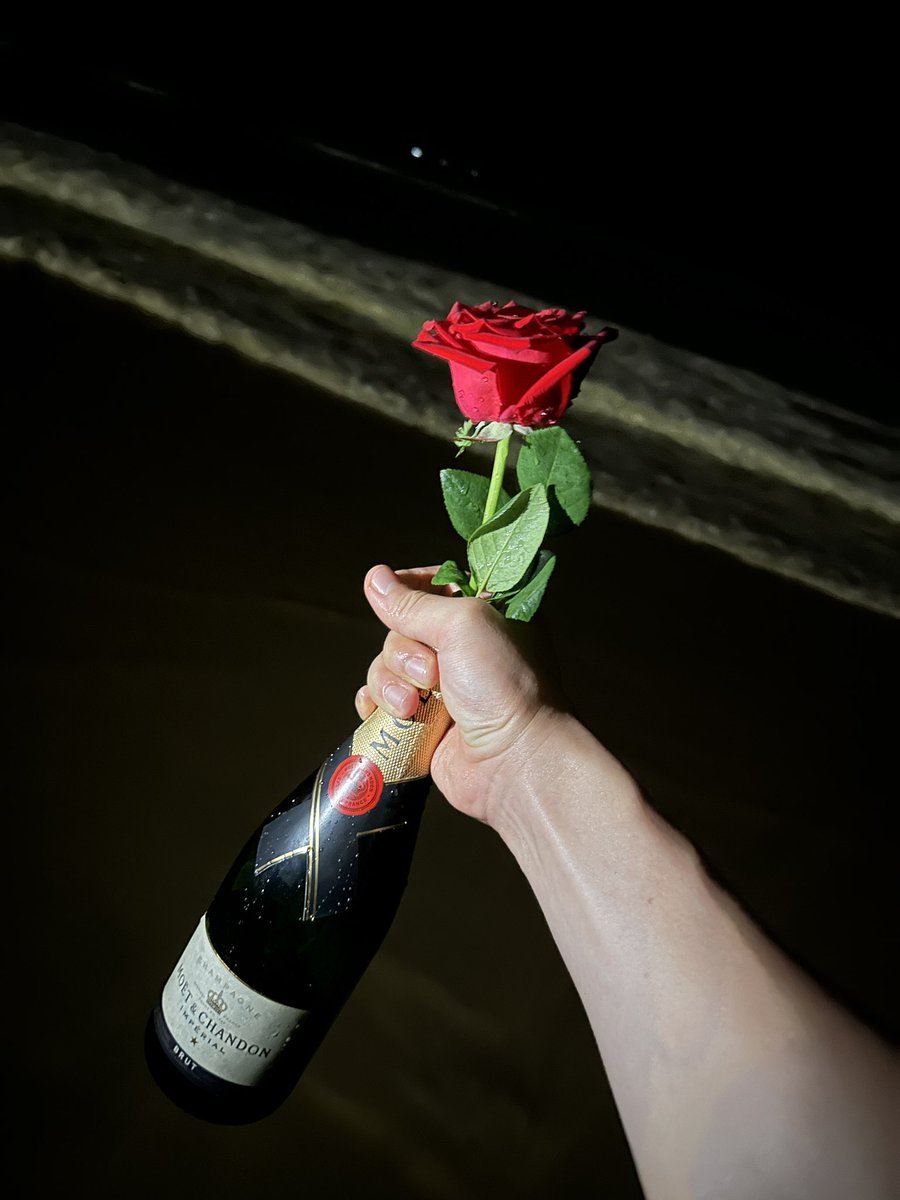 MoonNegroni's tweet photo. 那些看起来重要的一切。

都不重要。

真正的意义从来有你，只有你。所有的片刻点滴，想要被恒久铭记的意义。都是你，全都是你。Jessica. Jessica. https://t.co/WIcpuYPE6X