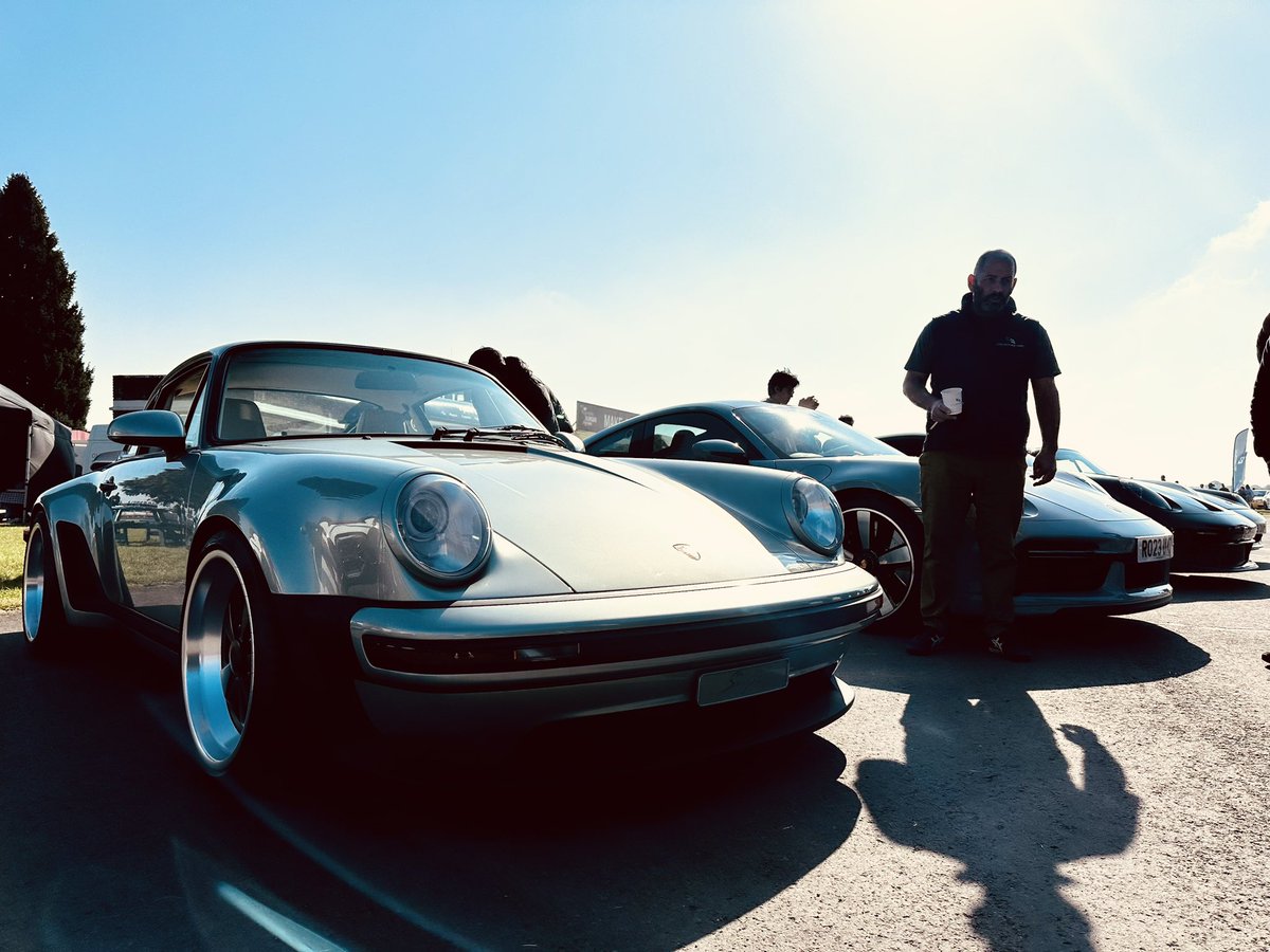 Nothing to see here…..👀
Just <a href="/harrismonkey/">chris harris</a> and a <a href="/singervehicles/">Singer Vehicle Dsgn</a> Turbo……..😮

Brilliant morning at the <a href="/collectingcars_/">Collecting Cars</a> Coffee Run at <a href="/BicesterH/">Bicester Heritage</a> on Saturday…..

#singer #Porsche #coffeerun