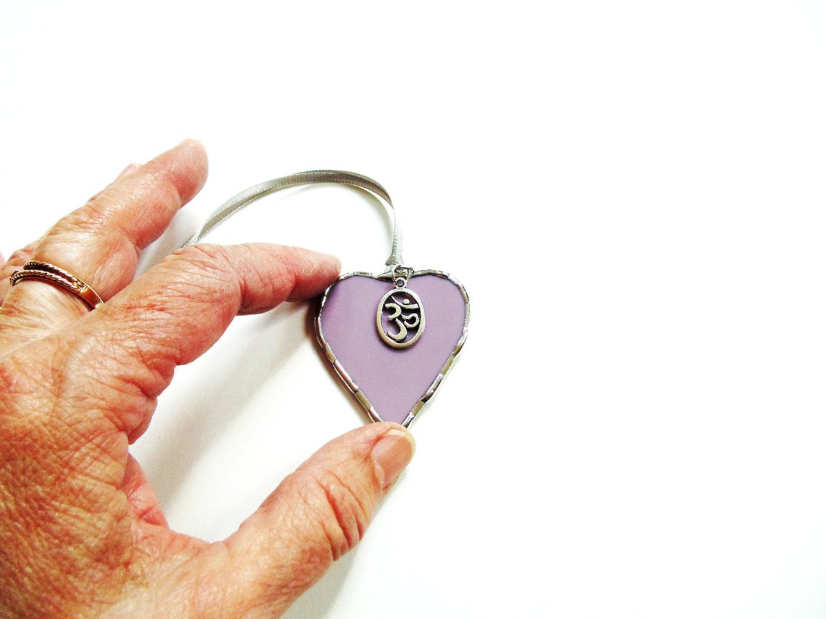 stndglass's tweet image. Om suncatcher, stained glass plum heart, boho yogi Zen, small suncatcher ornament tuppu.net/33430a9 #Etsy #suncatcher #DesignsStainedGlass #BohemianDecoration