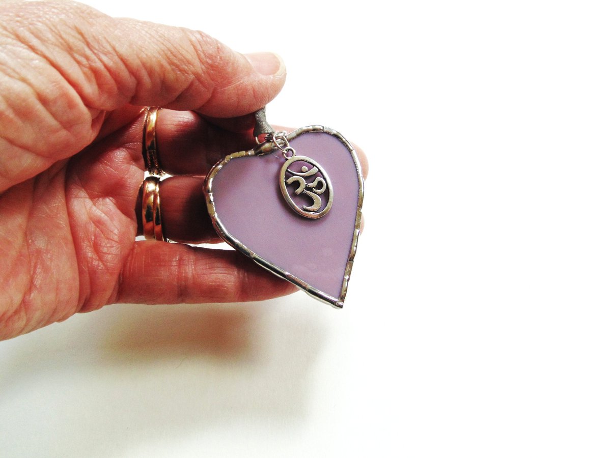 stndglass's tweet image. Om suncatcher, stained glass plum heart, boho yogi Zen, small suncatcher ornament tuppu.net/33430a9 #Etsy #suncatcher #DesignsStainedGlass #BohemianDecoration