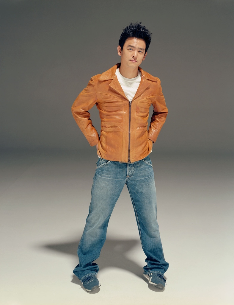 the_daily_cho's tweet photo. John Cho akimbo.

#johncho #thedailycho #starringjohncho #celebrityportrait #whentheywereyoung #leatherjacket #mensstyling https://t.co/XNPlbhM4Fs