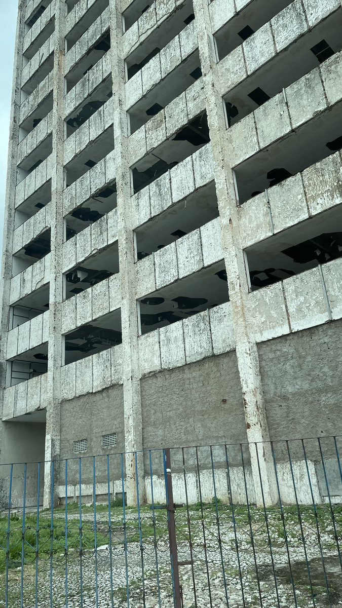 MarcioAMCampos's tweet photo. O antigo prédio do INSS lá no centro da cidade ao lado da Rodoviária. Até qdo as autoridades vão ficar sem tomar nenhuma providência , acredito que até desmoronar e matar muita gente. Um absurdo esse prédio deveria estar demolido. #governodesergipe #prefeituradearacaju https://t.co/WjwDRqdnop
